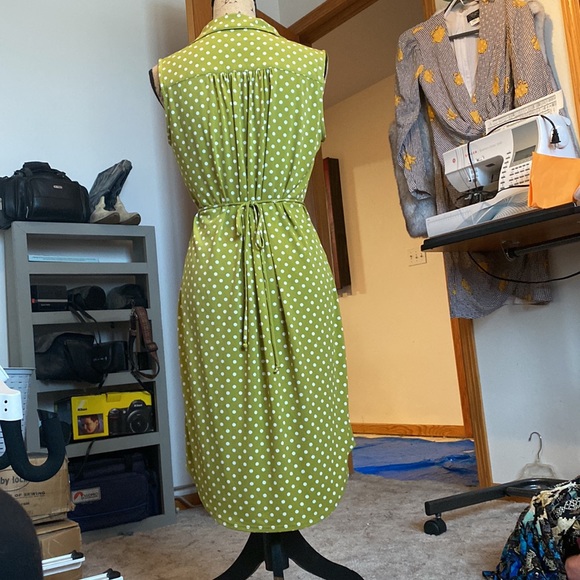 Green Pok-a-dotted dress - Picture 4 of 4